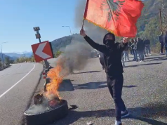 Mirditë, nxënësit bojkotojnë mësimin, digjen gomat e makinave në anë të rrugës