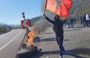 Mirditë, nxënësit bojkotojnë mësimin, digjen gomat e makinave në anë të rrugës