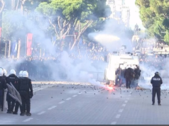Përplasje të forta para Kryeministrisë, policia me gaz lotsjellës dhe protestuesit me gurë e kapsolla