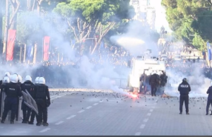 Përplasje të forta para Kryeministrisë, policia me gaz lotsjellës dhe protestuesit me gurë e kapsolla