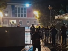 TENSIONE TE SELIA E PD-së! Policia hedh gaz lotsjellës, dy ambulanca futen në oborr
