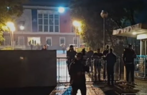 TENSIONE TE SELIA E PD-së! Policia hedh gaz lotsjellës, dy ambulanca futen në oborr