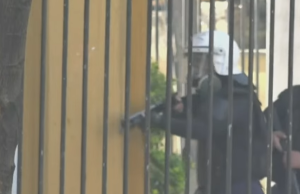 SKANDAL, del video e policisë duke qëlluar studentët me plumba gome