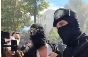 Protesta në Tiranë/ Të rinjtë tregojnë plumbat e gomës që pretendojnë se i goditi policia