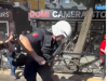 PAMJE TË RËNDA NGA PROTESTA/ Policia tërheq zvarrë protestuesin gjatë shoqërimit