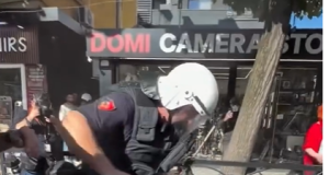 PAMJE TË RËNDA NGA PROTESTA/ Policia tërheq zvarrë protestuesin gjatë shoqërimit