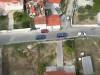 Droni zbulon bazën në Shijak/ Armë të fshehura poshtë dollapit e të mbuluara me flamurin shqiptar