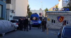 Konflikti për një vajzë përfundon me dhunë.19-vjeçari polic goditet me shkop bejsbolli, 2 vëllezërit në kërkim