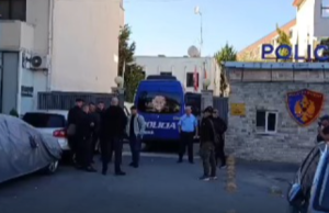 Konflikti për një vajzë përfundon me dhunë.19-vjeçari polic goditet me shkop bejsbolli, 2 vëllezërit në kërkim