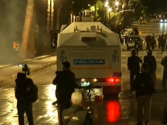 Përplasje para Kryeministrisë, policia përdor autobotin me ujë dhe gaz lotsjellës