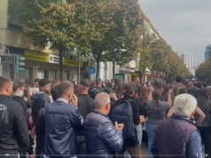 “JU ERDHI FUNDI”/ Kapsolla, vezë dhe tollumbace me ujë, të rinjtë në protestë para Ministrisë së Arsimit