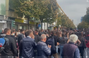 “JU ERDHI FUNDI”/ Kapsolla, vezë dhe tollumbace me ujë, të rinjtë në protestë para Ministrisë së Arsimit