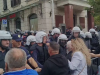 Protestuesit tentojnë të çmontojnë gardhin para Kuvendit. Përplasje me forcat e policisë