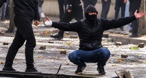 Çfarë është taktika “Black Bloc” që po përdoret në protestat e të rinjve?
