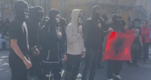 Dita e shtatë e protestave, të rinjtë mblidhen para Ministrisë së Arsimit: Kërkojnë dorëheqjen e Ramës