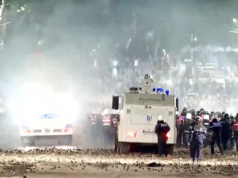 TENSIONE NË BULEVARD/ Plagoset një vajzë gjatë protestës, merret me ambulancë