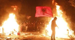 Revolta e të rinjve/ “Përmirësim i sistemit arsimor”, DW: Studentët protestues përplasen me policinë