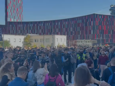 Zgjerohet protesta, pedagogët dhe studentët bashkohen para Universitetit të Tiranës