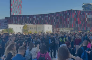 Zgjerohet protesta, pedagogët dhe studentët bashkohen para Universitetit të Tiranës