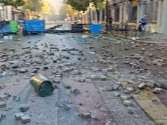 Trotuare të shkulura, xhama të thyer, zyra të djegura. Rruga e Durrësit pas protestës