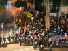 Tkurret protesta, një grup i vogël rikthehet para Kryeministrisë, policia i rrethon