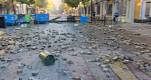 Trotuare të shkulura, xhama të thyer, zyra të djegura. Rruga e Durrësit pas protestës