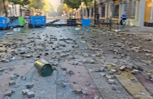 Trotuare të shkulura, xhama të thyer, zyra të djegura. Rruga e Durrësit pas protestës