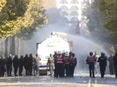 PËRSHKALLËZOHET PROTESTA! Fishekzjarrë drejt policisë, autoboti me ujë dhe gaz lotsjellës