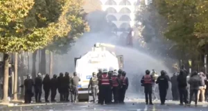 PPE reagon për protestat në Shqipëri: Hetim për pretendimet për dhunë policore