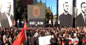 Protesta në Prishtinë/ Organizatori ultimatum deputetëve: “Votojeni ose dilni në zgjedhje me vulën e turpit”