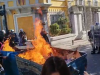 Mijëra protestues para Ministrisë së Arsimit, digjet një kosh plehrash