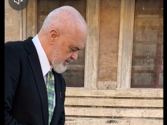 Rama këmbëngul për dialog me protestuesit, vendos sërish ftesën mbi gurët me jastëk në shesh