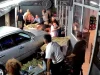 Makina futet në lokalin plot me klientë në Selanik! 3 të plagosur, arrestohet shoferi shqiptar