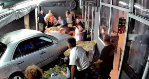 Makina futet në lokalin plot me klientë në Selanik! 3 të plagosur, arrestohet shoferi shqiptar