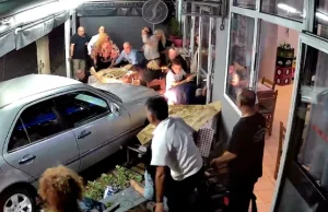 Makina futet në lokalin plot me klientë në Selanik! 3 të plagosur, arrestohet shoferi shqiptar