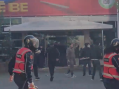 Protestuesit sulmojnë me gurë selinë e PS-së, thyhet xhami i derës kryesore