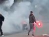 Derbi Partizani–Tirana nis me incidente, tifozët përplasen me flakadanë pranë “Air Albania”