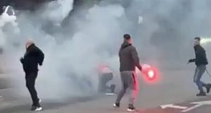 Derbi Partizani–Tirana nis me incidente, tifozët përplasen me flakadanë pranë “Air Albania”