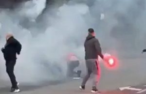 Derbi Partizani–Tirana nis me incidente, tifozët përplasen me flakadanë pranë “Air Albania”