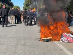 Digjet ftesa e Ramës për dialog, protestuesit i vënë flakën shilteve dhe letrave para Kryeministrisë