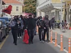 Tensione në Shkodër/ Protestuesit thyejnë xhamat e selisë së PS-së dhe futen me forcë në PD