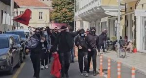 Tensione në Shkodër/ Protestuesit thyejnë xhamat e selisë së PS-së dhe futen me forcë në PD
