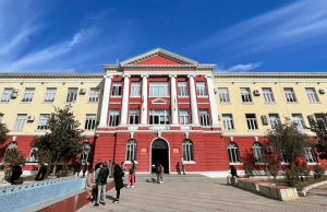 Nis viti i ri akademik, mbi 20 mijë studentë ulen për herë të parë në auditore
