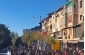 Protesta zgjerohet në Tiranë. Studentët e Mjekësisë bojkotojnë mësimin, marshojnë drejt qendrës