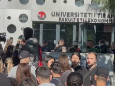 Studentët futen në auditore dhe ndërpresin mësimin: “Bashkohuni me ne!”