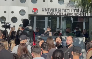 Studentët futen në auditore dhe ndërpresin mësimin: “Bashkohuni me ne!”