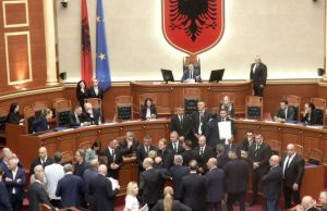 PS përjashton 6 deputetë të PD-së për 60 ditë, masa disiplinore pas kaosit në Kuvend