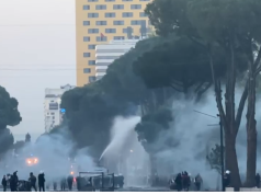 Përplasje të reja para kryeministrisë! Policia përdor ujin dhe gazin lotsjellës, protestuesit shpërndahen në disa drejtime