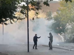 Tym dhe flakë në sheshin “Skënderbej”, dhjetëra të rinj të maskuar lëvizin me hunj në duar