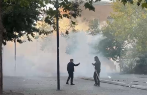 Tym dhe flakë në sheshin “Skënderbej”, dhjetëra të rinj të maskuar lëvizin me hunj në duar